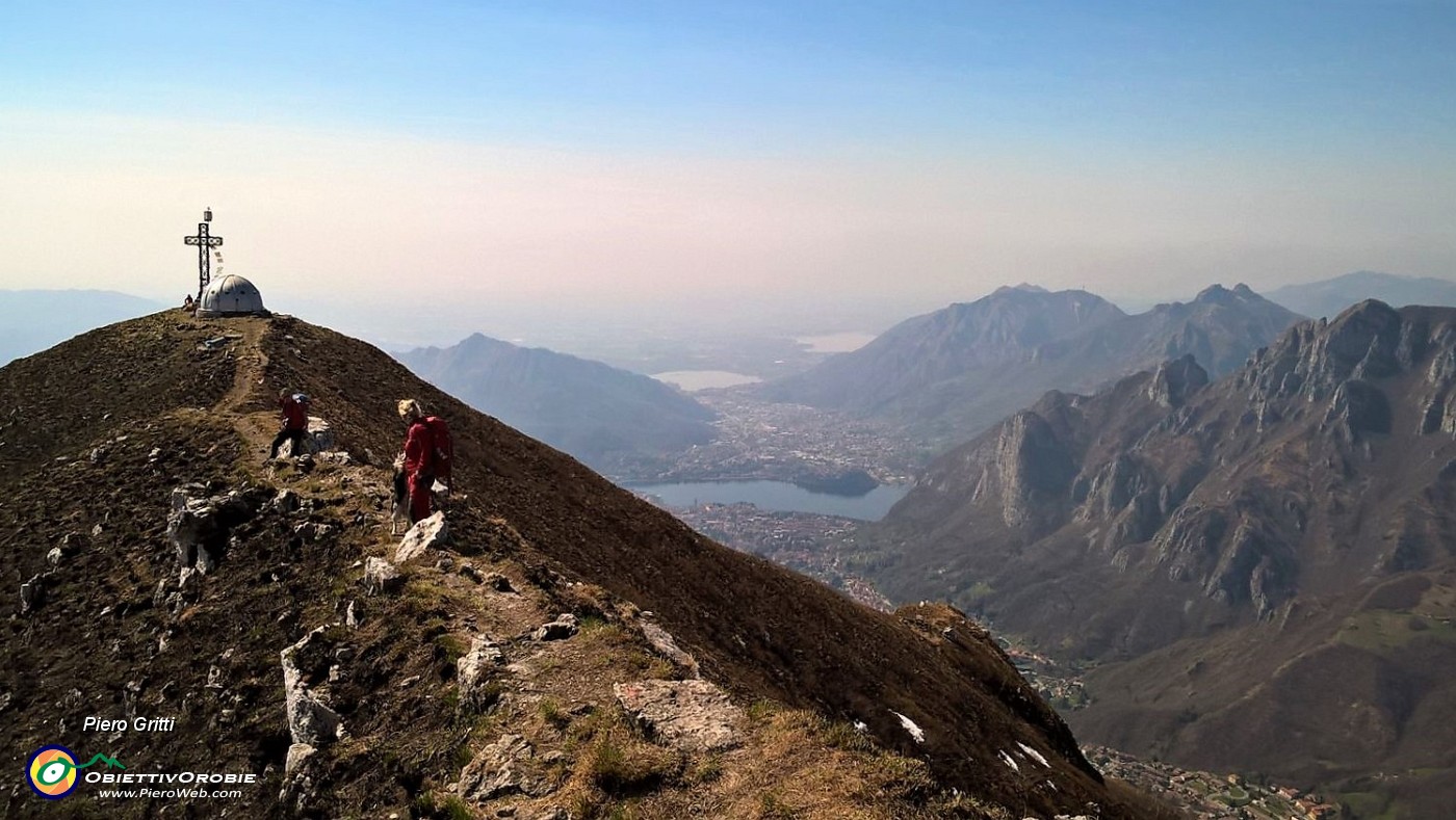 60 Sulla cresta di vetta con vista sui laghji di Lecco.jpg